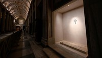 Media Vatikan pada hari Minggu (27/4) merilis rekaman video yang memperlihatkan tempat peristirahatan terakhir Paus Fransiskus, sehari setelah peti jenazahnya dibawa dalam prosesi khidmat melalui Roma ke Basilika St Mary Major. Francesco Sforza/Vatican Media/­Handout via REUTERS