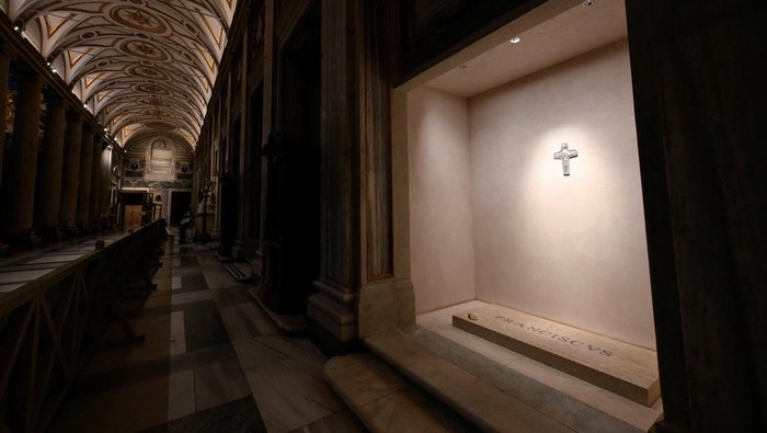A view of Pope Francis tomb in Papal Basilica of Saint Mary Major (Santa Maria Maggiore), in Rome, Italy, April 27, 2025. Francesco Sforza/Vatican Media/­Handout via REUTERS    ATTENTION EDITORS - THIS IMAGE WAS PROVIDED BY A THIRD PARTY.