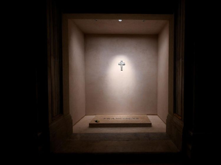 Potret Makam Sederhana Paus Fransiskus di Gereja Santa Maria Maggiore