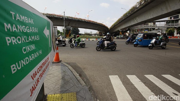 Potret Rekayasa Lalin Imbas Proyek LRT di Perempatan Pramuka Pengendara melintasi pengalihan arus lalu lintas di sisi selatan fly over perempatan jalan Pramuka, Jakarta, Senin (28/4/2025). Pemerintah Provinsi (Pemprov) DKI Jakarta memberlakukan rekayasa lalu lintas di kawasan Matraman, Jakarta Timur karena terdampak proses pembangunan proyek LRT Jakarta Fase 1B rute VelodromeβManggarai. Pengalihan arus diberlakukan sejak Minggu (27/4) hingga akhir Mei mendatang.