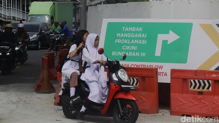 Potret Rekayasa Lalin Imbas Proyek LRT di Perempatan Pramuka Pengendara melintasi pengalihan arus lalu lintas di sisi selatan fly over perempatan jalan Pramuka, Jakarta, Senin (28/4/2025). Pemerintah Provinsi (Pemprov) DKI Jakarta memberlakukan rekayasa lalu lintas di kawasan Matraman, Jakarta Timur karena terdampak proses pembangunan proyek LRT Jakarta Fase 1B rute VelodromeβManggarai. Pengalihan arus diberlakukan sejak Minggu (27/4) hingga akhir Mei mendatang.