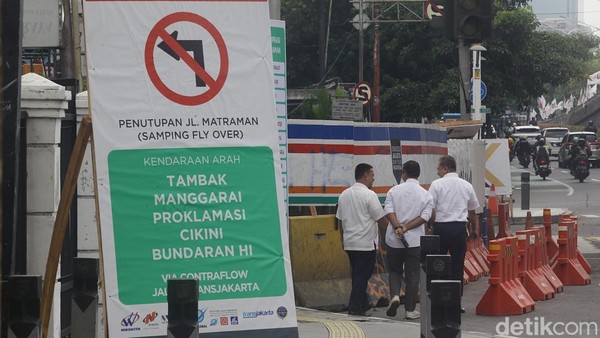 Potret Rekayasa Lalin Imbas Proyek LRT di Perempatan Pramuka
