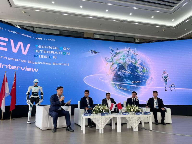 President of Chery International, Zhang Guibing (tengah)