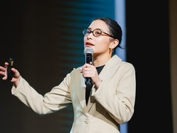 7 Gaya Prilly Latuconsina yang Kini Resmi Jadi Dosen, Sudah Mulai Mengajar