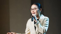 Prilly menuliskan dirinya resmi bergabung sebagai dosen di LSPR Jakarta sejak seminggu lalu. Merupakan suatu kehormatan dapat kembali ke kampus ini. Kali ini untuk berbagi ilmu dan pengalaman, tulis Prilly Latuconsina dalam laman Instagram pribadinya. Foto: Instagram/@prillylatuconsina96