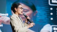 Momen Prilly Latuconsina yang juga almamater Institut Komunikasi dan Bisnis LSPR bicara di depan para mahasiswa. Foto: Instagram/@prillylatuconsina96