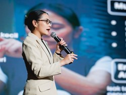 Momen tersebut bukanlah pertama kali Prilly mengajar. Sebelumnya, Prilly juga sempat menjadi seorang dosen tamu di Fakultas Ilmu Sosial dan Politik (Sospol) Universitas Gajah Mada (UGM). Foto: Instagram/@prillylatuconsina96
