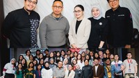 Meski menjadi dosen baru, Prilly tampak sudah cukup akrab dengan dosen-dosen lain dan mahasiswa-mahasiswi di sana. Prilly sendiri sebelumnya sudah menamatkan studi S1 di jurusan Public Relation Fakultas Ilmu Komunikasi LSPR pada 2021. Foto: Instagram/@prillylatuconsina96