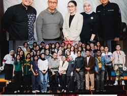 Meski menjadi dosen baru, Prilly tampak sudah cukup akrab dengan dosen-dosen lain dan mahasiswa-mahasiswi di sana. Prilly sendiri sebelumnya sudah menamatkan studi S1 di jurusan Public Relation Fakultas Ilmu Komunikasi LSPR pada 2021. Foto: Instagram/@prillylatuconsina96