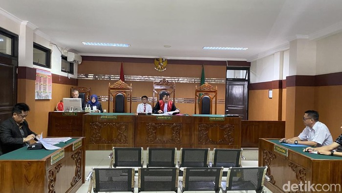 Proses sidang praperadilan kasus penganiayaan yang menewaskan korban di Sukabumi.
