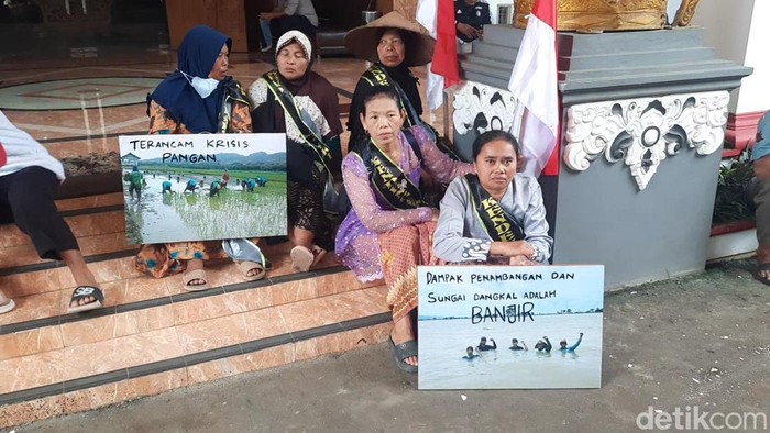 Warga tergabung dalam Sukolilo Bangkit menggelar aksi menuntut tambang ditutup di halaman DPRD Pati, Senin (28/4/2025).
