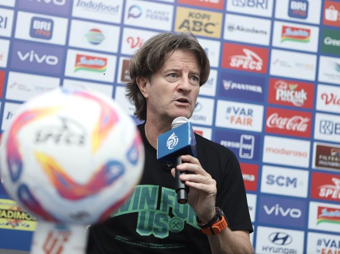 Pelatih PSS Sleman, Pieter Huistra saat jumpa pers di Stadion Gelora Bandung Lautan Api (GBLA), Jumat (25/4/2025).