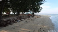 Di ujung timur, ada pantai yang biasa dijadikan sebagai tempat piknik oleh warga. Saat libur panjang atau ziarah, warga sering datang untuk piknik di sini. (bonauli/detikcom)