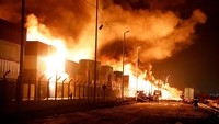 Ledakan itu diduga berasal dari container bermuatan bahan kimia yang berada di lokasi. 
