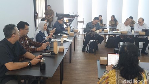 Rapat koordinasi optimalisasi regulasi dan pengawasan sektor akomodasi di Bali yang berlangsung di kantor Dinas Pariwisata Provinsi Bali pada Senin (28/4/2025) sore.