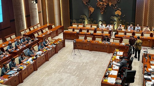 Kepala Staf Angkatan Laut (KSAL) Laksamana TNI Muhammad Ali rapat dengar pendapat bersama Komisi I DPR di kompleks parlemen Senayan, Jakarta Pusat, Senin (28/4/2025).