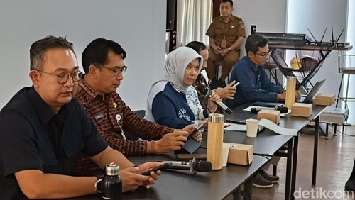 Rapat koordinasi optimalisasi regulasi dan pengawasan sektor akomodasi di Bali yang berlangsung di kantor Dinas Pariwisata Provinsi Bali pada Senin (28/4/2025) sore.