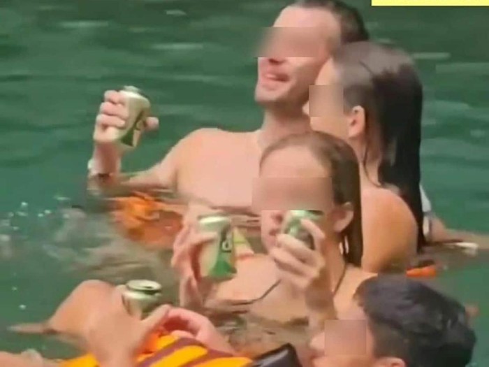 Rekaman turis merokok dan minum bir di laut thailand