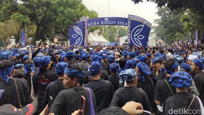 Ribuan warga Baduy turun gunung jalani ritual Seba di Rangkasbitung. (Fathul Rizkoh/detikcom)