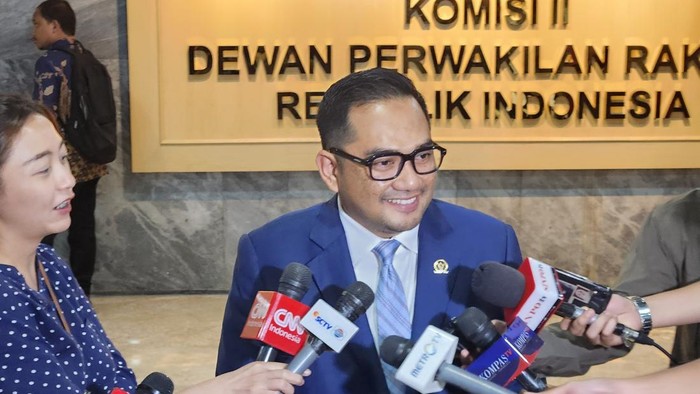Ketua Komisi II DPR Rifqinizamy Karsayuda di kompleks parlemen, Senayan, Jakarta, Senin (28/4/2025).