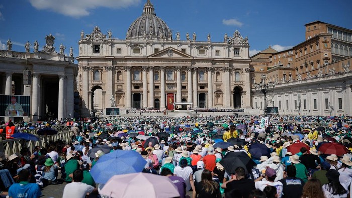 Saat Basilika Santo Petrus Dipadati Pelayat Paus Fransiskus People attend Mass for the Vatican workers, following the funeral for Pope Francis, in St. Peter's Square at the Vatican, April 27, 2025. REUTERS/Amanda Perobelli