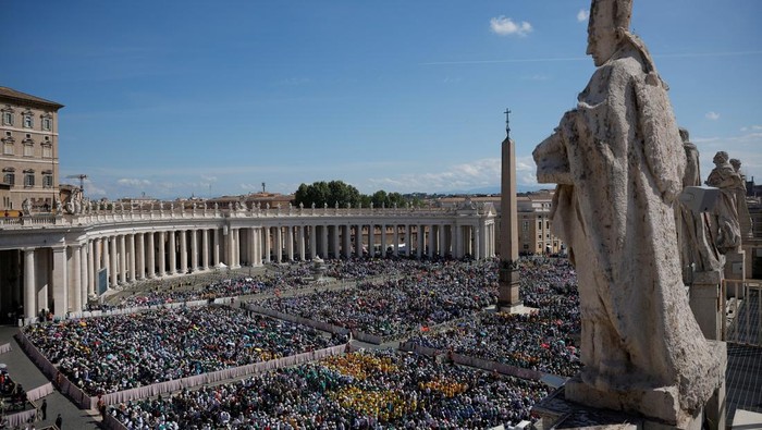 Saat Basilika Santo Petrus Dipadati Pelayat Paus Fransiskus People attend a Mass for the Vatican workers, following the funeral for Pope Francis, in St. Peter's Square, at the Vatican, April 27, 2025. REUTERS/Amanda Perobelli