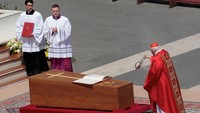 Jenazah Bapa Suci telah dimakamkan di Basilika Santa Maria Maggiore. Pemakaman berlangsung pada Sabtu (26/4), pukul 13.00 waktu setempat. Prosesi di Basilika Santa Maria Maggiore ini dipimpin oleh Kardinal Kevin Farrell. REUTERS/Remo Casilli