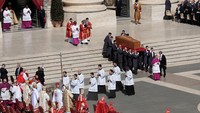 Kardinal Pietro Parolin memimpin upacara tersebut, yang menandai hari kedua ‘Novendiali,’ sembilan hari doa yang secara tradisional dilakukan setelah kematian Paus. REUTERS/Remo Casilli