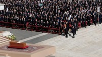 Para pelayat yang hadir ini ingin memberikan penghormatan terakhir kepada Paus Fransiskus, yang akan dikenang sebagai pejuang bagi para migran dan kaum miskin, serta diingat atas upayanya membentuk kembali Gereja Katolik. REUTERS/Remo Casilli