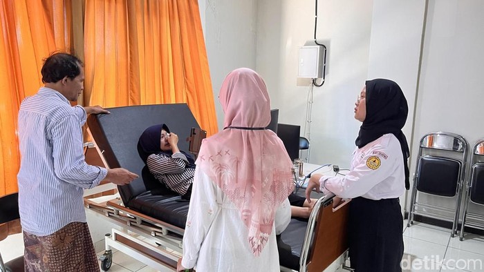 Safira Syifa Nazzahra salah satu peserta UTBK SNBT video call dengan ibunya sebelum ujian berlangsung di Lantai 1 Laboratorium Riset Unsoed Purwokerto, Senin (28/4/2025).