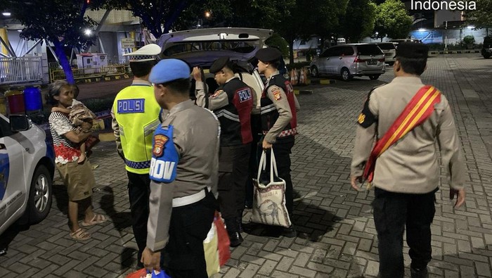Sekeluarga asal Depok terlantar di Pelabuhan Tanjung Priok. (Dok. ist)