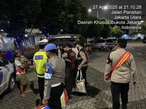 Polres Priok Bantu Keluarga Asal Depok Pulang Usai Telantar di Pelabuhan