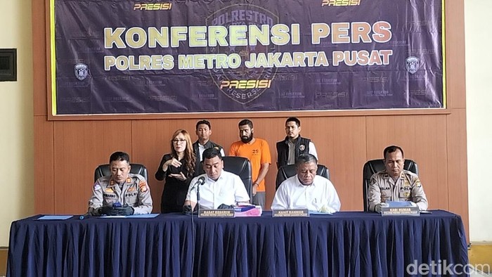 Seorang pengacara ditangkap karena kasus senpi dan narkoba. Kasus tersebut terungkap bermula saat Samir terlibat kecelakaan dengan mobil angkot di Jakpus. (Maulani M/detikcom)