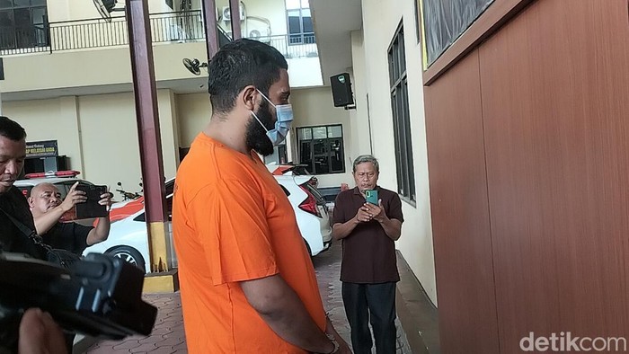 Seorang pengacara ditangkap karena membawa senpi ilegal hingga sabu. Dia telah ditetapkan sebagai tersangka dan ditahan polisi. (Maulani M/detikcom)