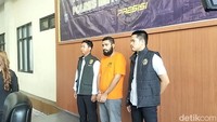Seorang pengacara bernama Samir ditangkap karena membawa senpi ilegal hingga sabu. Dia telah ditetapkan sebagai tersangka dan ditahan polisi. (Maulani M/detikcom)
