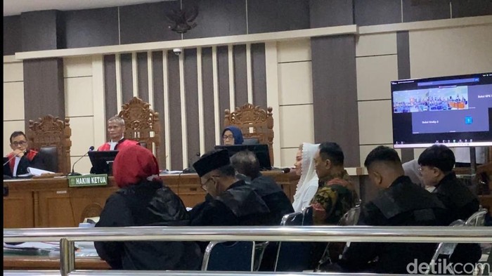 Eks Wali Kota Semarang, Hevearita Gunaryanti Rahayu dan Suaminya, Alwin Basri di Pengadilan Tipikor Kota Semarang, Senin (28/4/2025).