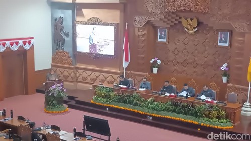 Ketua Komisi II DPRD Kota Denpasar I Wayan Sutama saat membacakan rekomendasi DPRD Kota Denpasar terhadap tahun anggaran 2024 di kantor DPRD Kota Denpasar, Senin (28/4/2025).