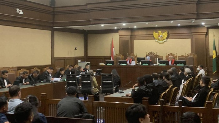 Sidang Zarof Ricar ketika istri dan anaknya bersaksi