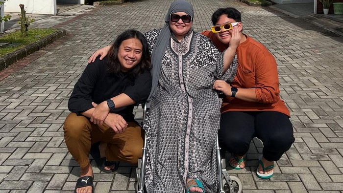 Sinyorita bersama suami dan anak.
