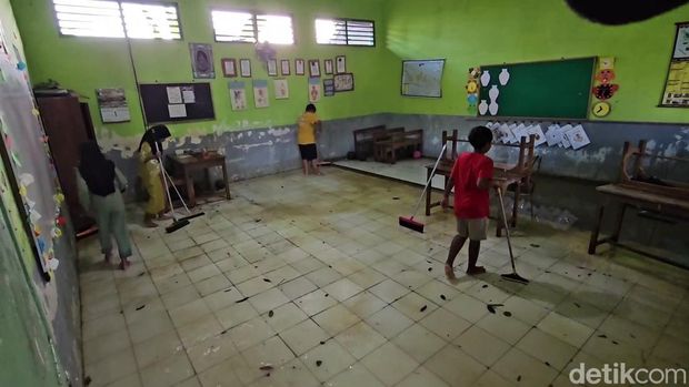 Siswa SDN Ketitang Wetan kerja bakti membersihkan sekolah yang kebanjiran di Desa Ketitang Wetan, Kecamatan Batangan, Pati, Senin (28/4/2025).