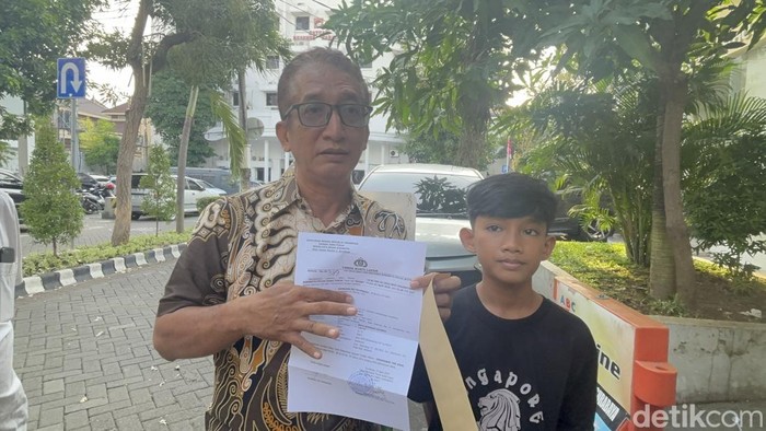 Siswa yang dibanting pelatih usai menang futsal di SMP Labschool Unesa 1 Surabaya.
