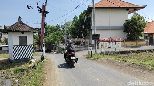 Situasi pos jaga di salah satu pintu masuk Desa Cemagi bagian timur dilengkapi palang pintu dan satu pos jaga, Senin (28/4/2025). (Agus Eka)