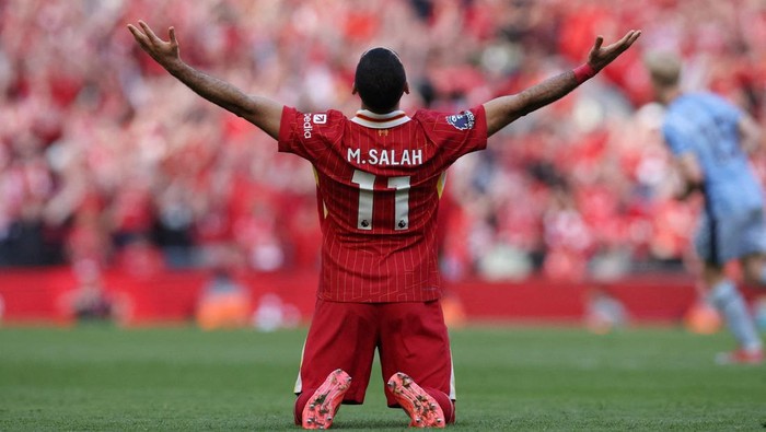 Soccer Football - Premier League - Liverpool v Tottenham Hotspur - Anfield, Liverpool, Britain - April 27, 2025 Liverpools Mohamed Salah celebrates after winning the Premier League REUTERS/Phil Noble EDITORIAL USE ONLY. NO USE WITH UNAUTHORIZED AUDIO, VIDEO, DATA, FIXTURE LISTS, CLUB/LEAGUE LOGOS OR LIVE SERVICES. ONLINE IN-MATCH USE LIMITED TO 120 IMAGES, NO VIDEO EMULATION. NO USE IN BETTING, GAMES OR SINGLE CLUB/LEAGUE/PLAYER PUBLICATIONS. PLEASE CONTACT YOUR ACCOUNT REPRESENTATIVE FOR FURTHER DETAILS..     TPX IMAGES OF THE DAY