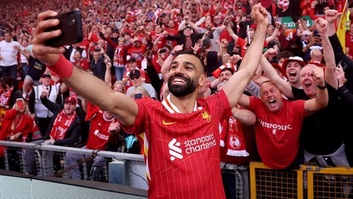 Soccer Football - Premier League - Liverpool v Tottenham Hotspur - Anfield, Liverpool, Britain - April 27, 2025 Liverpools Mohamed Salah takes a selfie with fans after winning the Premier League REUTERS/Phil Noble EDITORIAL USE ONLY. NO USE WITH UNAUTHORIZED AUDIO, VIDEO, DATA, FIXTURE LISTS, CLUB/LEAGUE LOGOS OR LIVE SERVICES. ONLINE IN-MATCH USE LIMITED TO 120 IMAGES, NO VIDEO EMULATION. NO USE IN BETTING, GAMES OR SINGLE CLUB/LEAGUE/PLAYER PUBLICATIONS. PLEASE CONTACT YOUR ACCOUNT REPRESENTATIVE FOR FURTHER DETAILS..