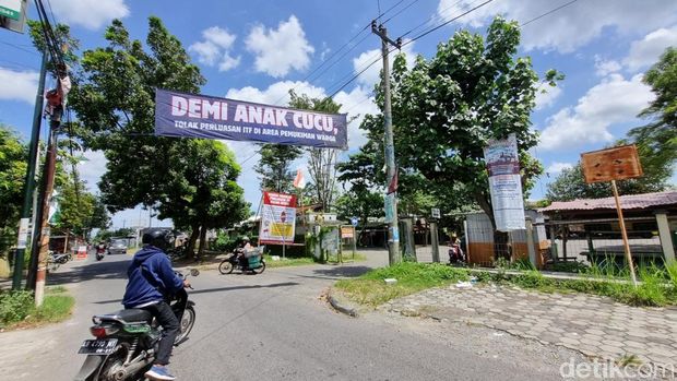 Spanduk dan banner berisi penolakan perluasan ITF Niten, Panggungharjo, Sewon, Bantul, Senin (28/4/2025).