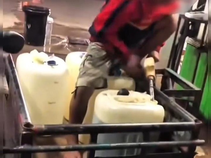 Tangkapan layar video viral warga ditolak isi Pertalite di SPBU Kabil Batam.