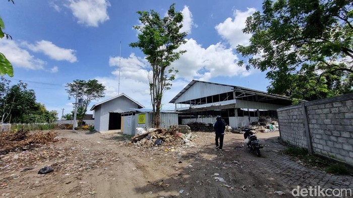 Suasama di ITF Niten yang terdapat tumpukan sampah organik, Senin (28/4/2025).