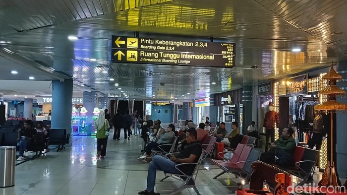 Suasana di ruang tunggu bandara SMB II Palembang