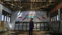 Seorang siswa terlihat mengamati kondisi ruang kelas yang rusak di SMP Negeri 2 Cimanuk, Pandeglang, Banten, Senin (28/4/2025). Pihak sekolah menyebutkan ada empat ruang kelas yang mengalami kerusakan parah.  