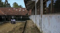 Selain itu, tiga ruang kelas lainnya juga rusak ringan. Kerusakan yang sudah berlangsung sekitar empat tahun ini memaksa sekolah memindahkan proses belajar ke ruangan lain.  